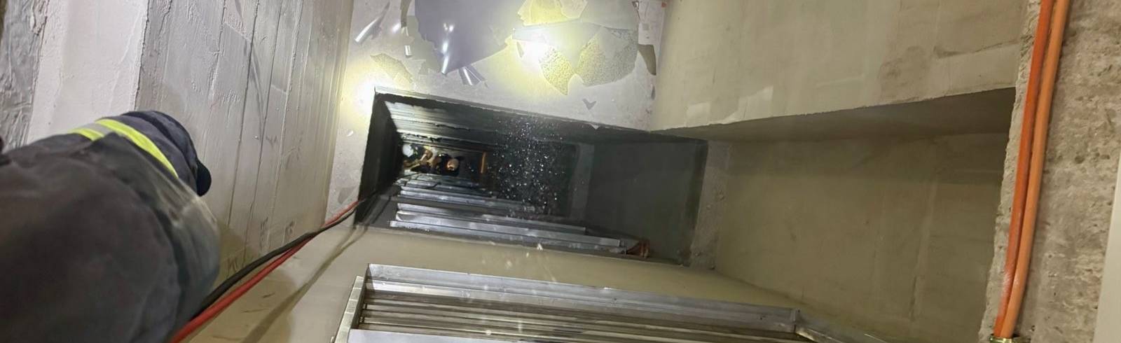 Jugendlicher stürzt durch Lichtkuppel sieben Stockwerke in die Tiefe