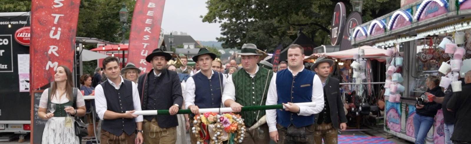Neustifter Kirtag: Eröffnung mit Dirndln, Lederhosen und Hauerkrone