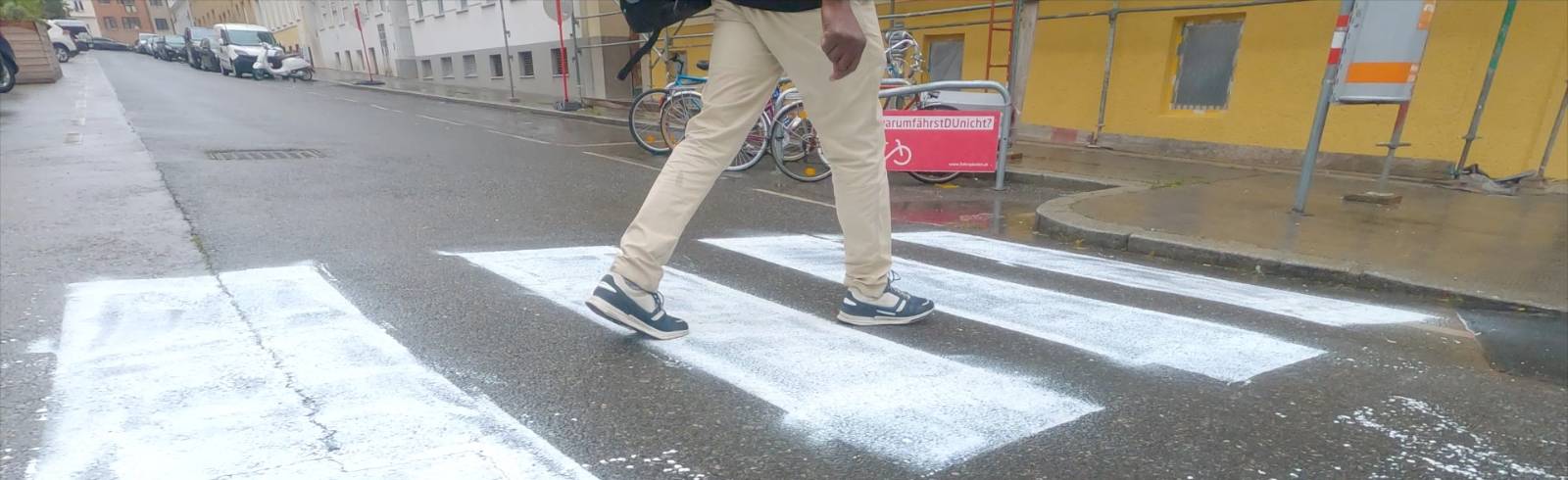 Bezirksflash: Selbstgemalter Zebrastreifen sorgt für Diskussion