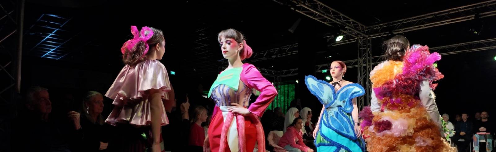 Junge Modedesigner*innen zeigen Couture