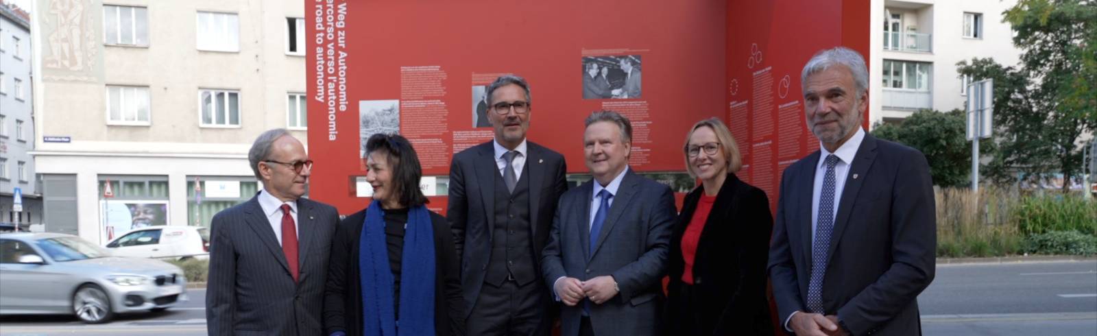 Bezirksflash: Stele erinnert an Südtirols Autonomie