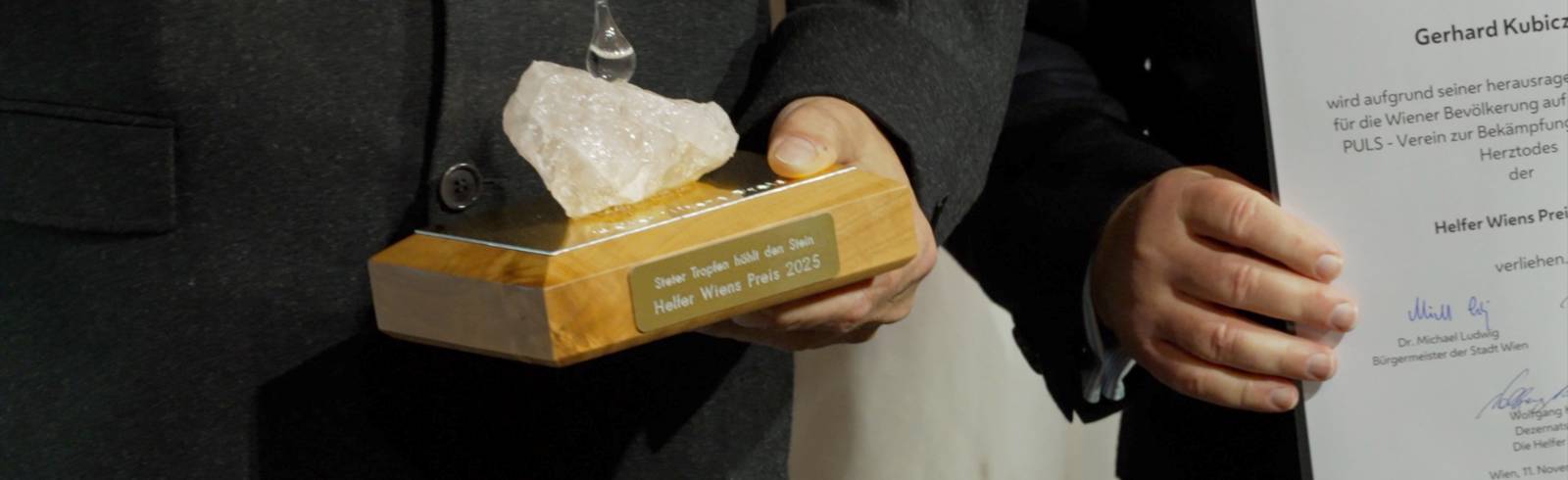 Helfer Wiens vor den Vorhang