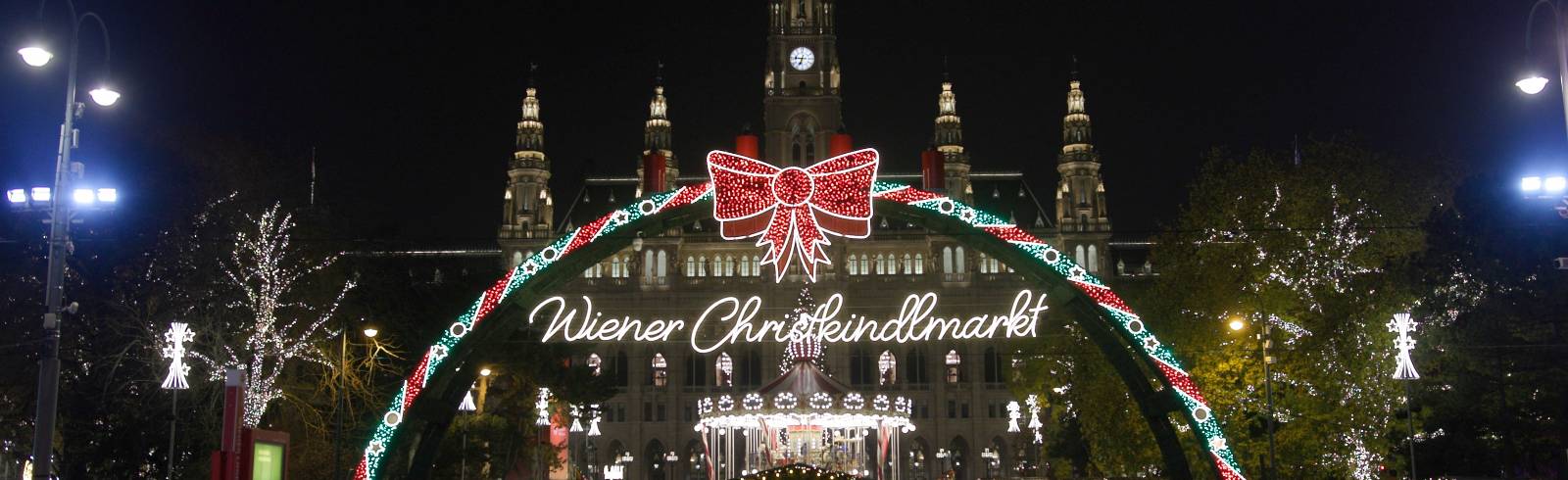 Tiroler Weihnachtsbaum am Rathausplatz erleuchtet
