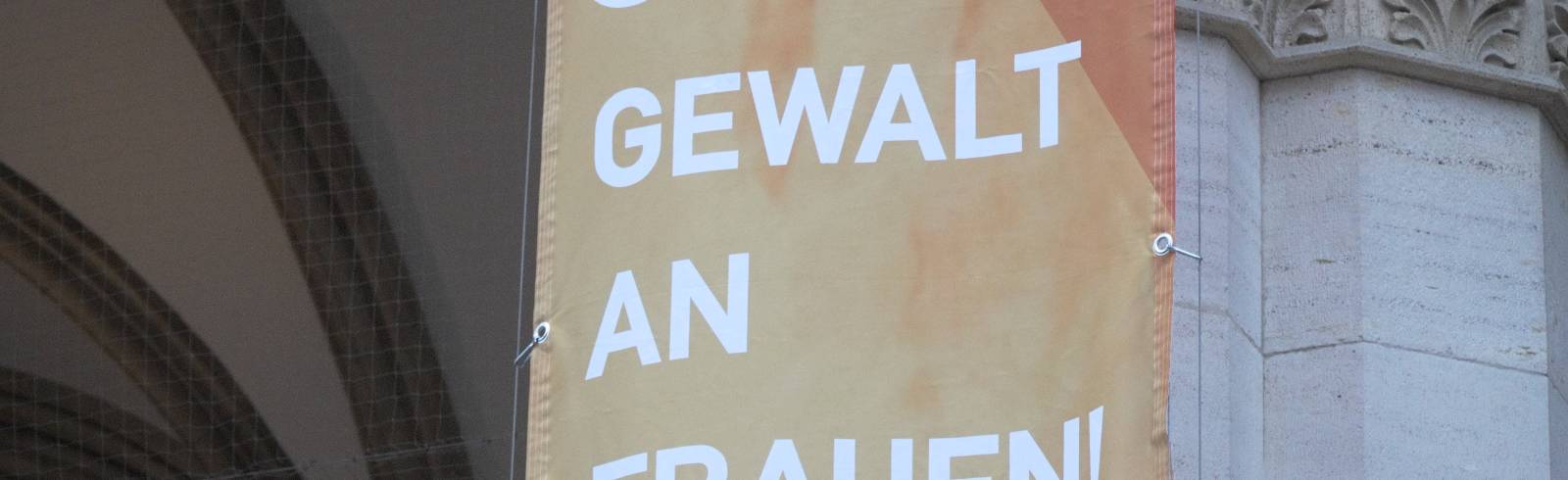 16 Tage gegen Gewalt an Frauen: Fahnen am Rathaus gehisst