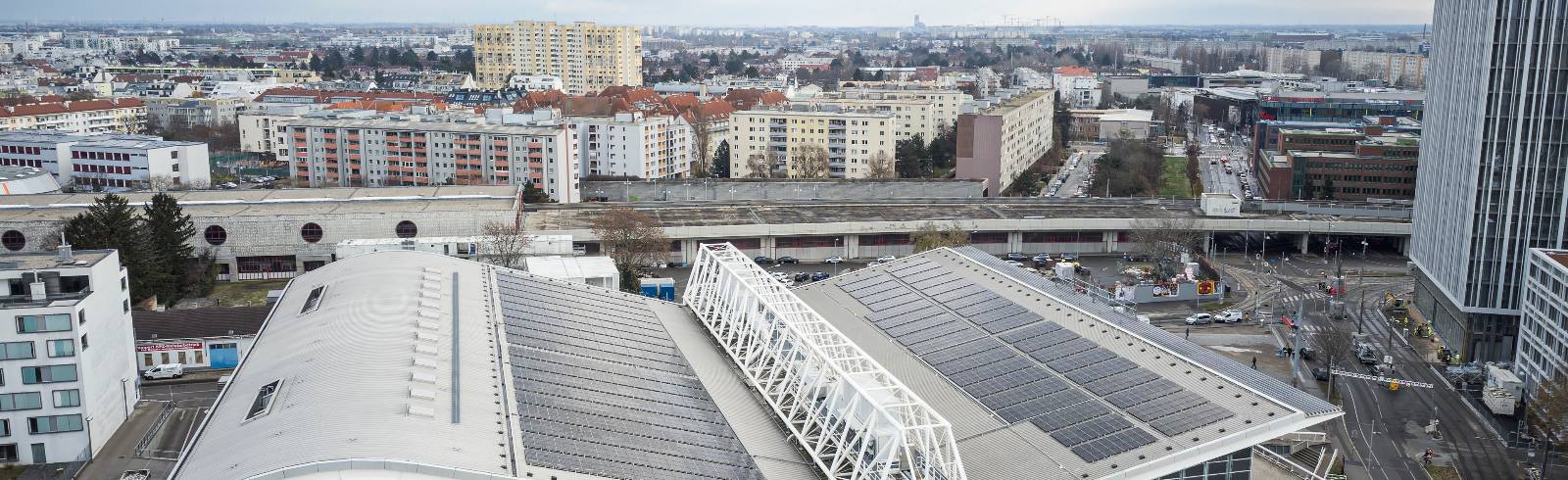 Neue Photovoltaikanlage an der Fassade der STEFFL Arena