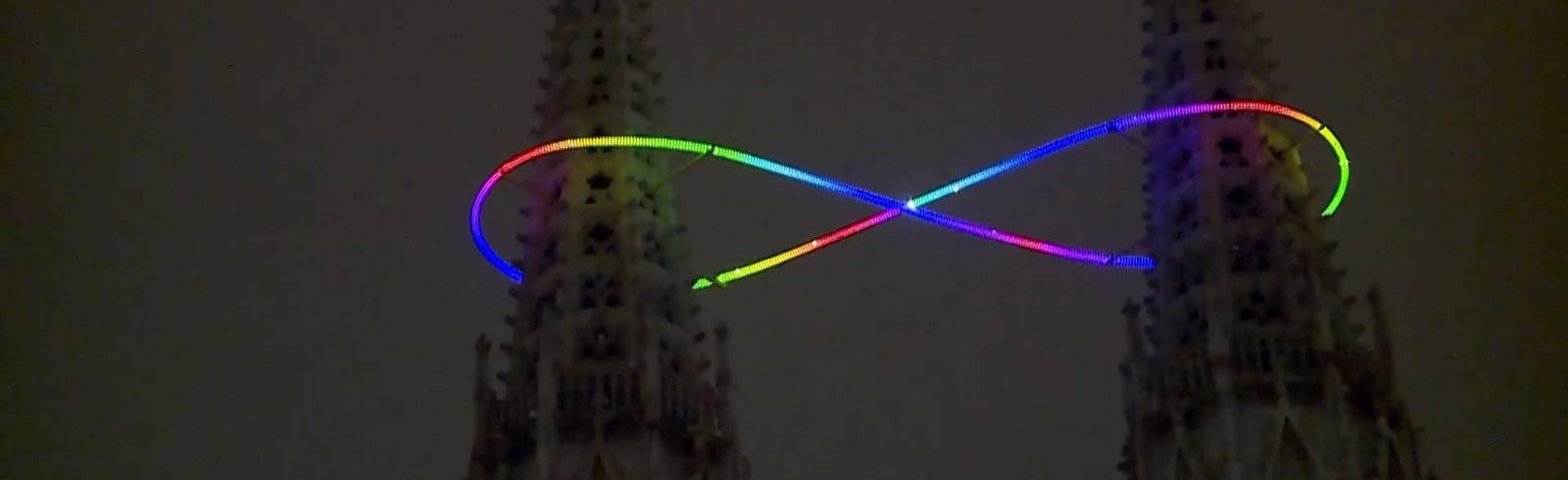 "Unendlichkeit des Lichtes" zwischen den Türmen der Votivkirche