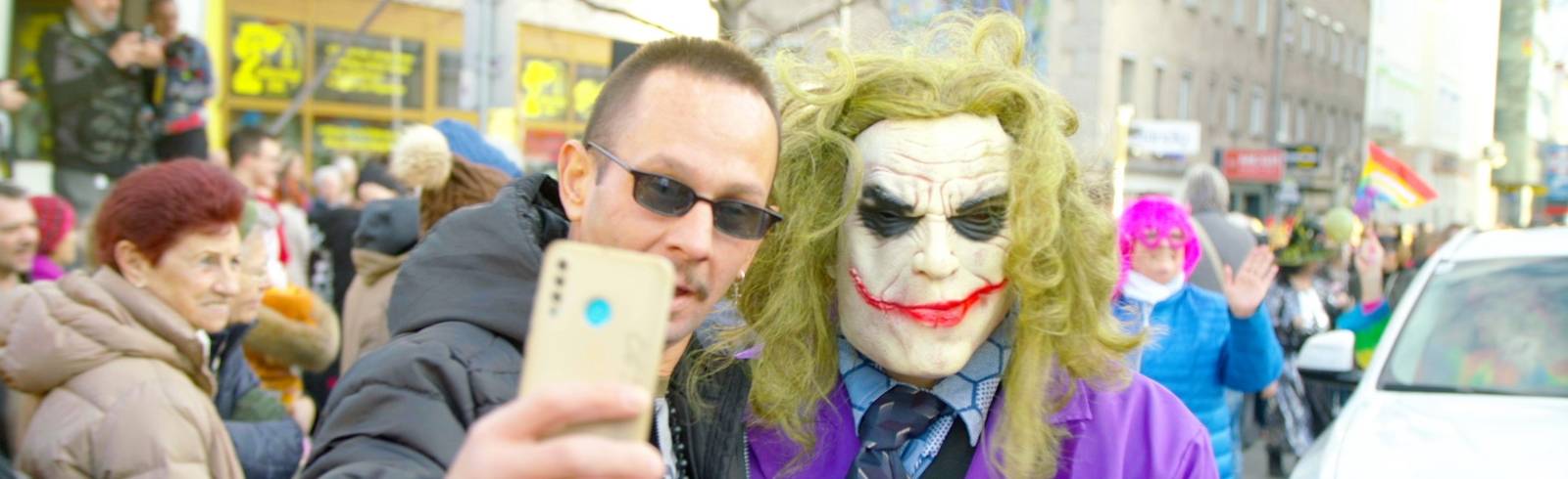 Glitzer, K-Pop und volle Geschäfte: Wien im Faschings-Fieber