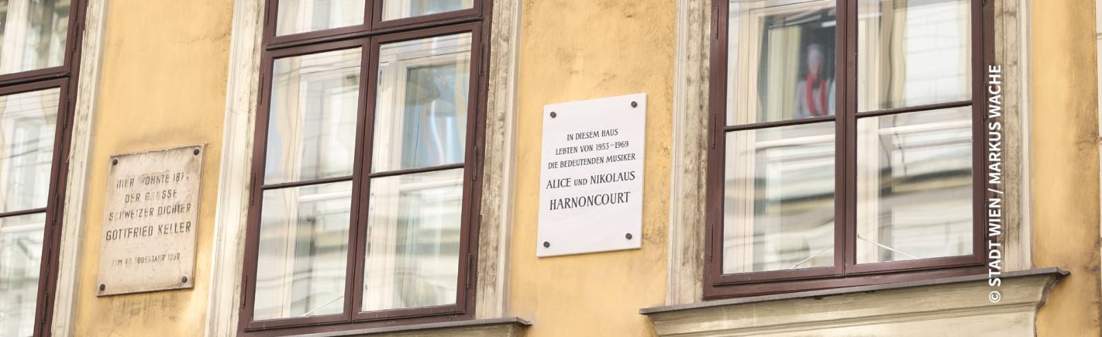 Bezirksflash: Gedenktafel erinnert an Eherpaar Harnoncourt