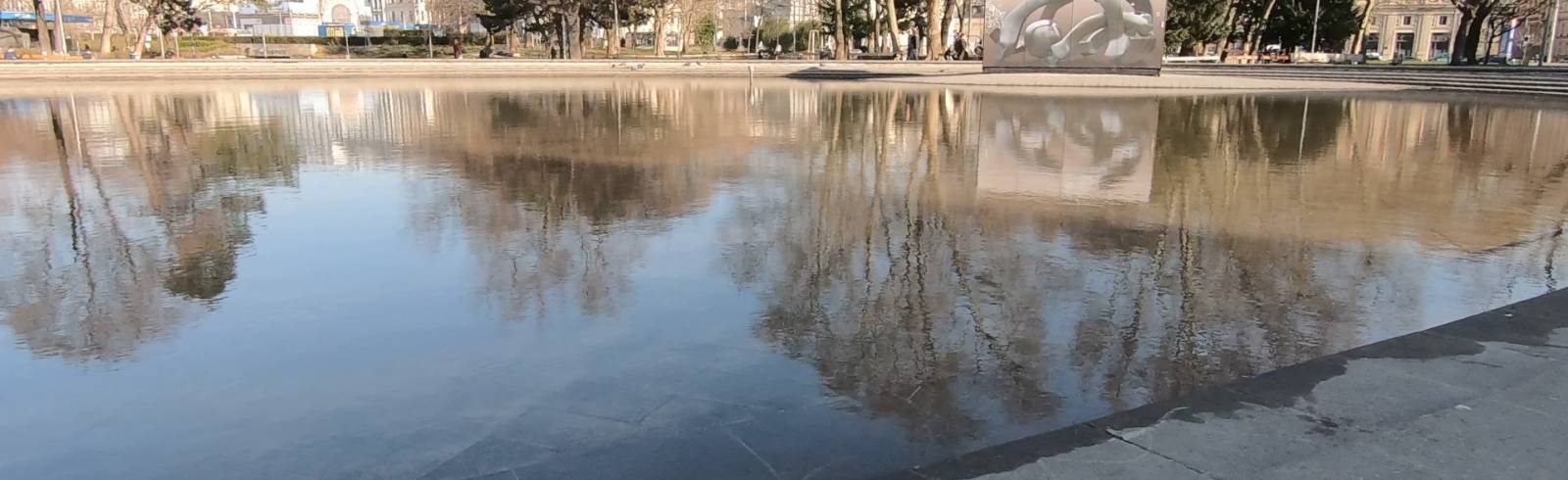 Bezirksflash: "Wasser marsch" am Karlsplatz