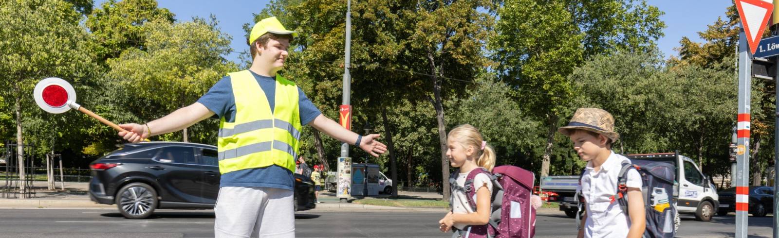 Wien sucht mehr Schülerlots*innen für sichere Schulwege