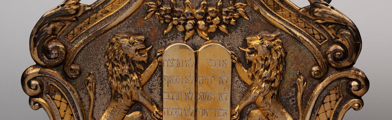 Jüdisches Museum Wien restituiert Tora-Schild an rechtmäßige Erben