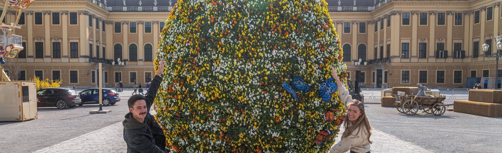 Riesen-Ei aus Blumen am Ostermarkt Schönbrunn