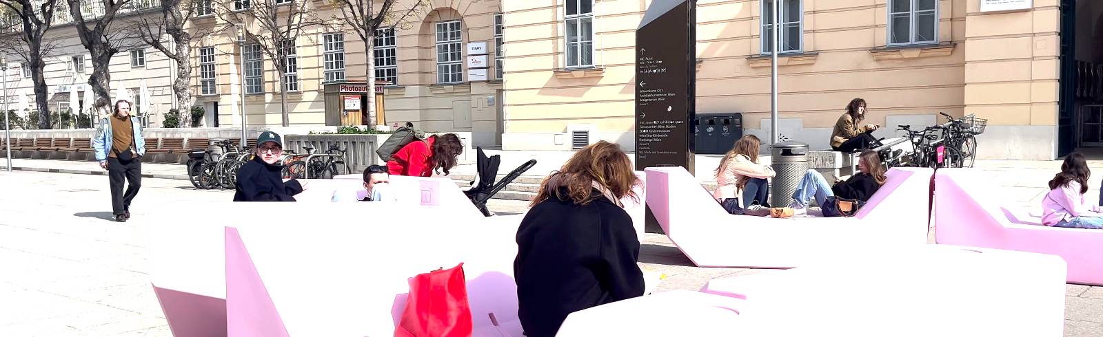 Punschkrapferlrosa und Sodazitrongelb: Neue Enzis im Museumsquartier