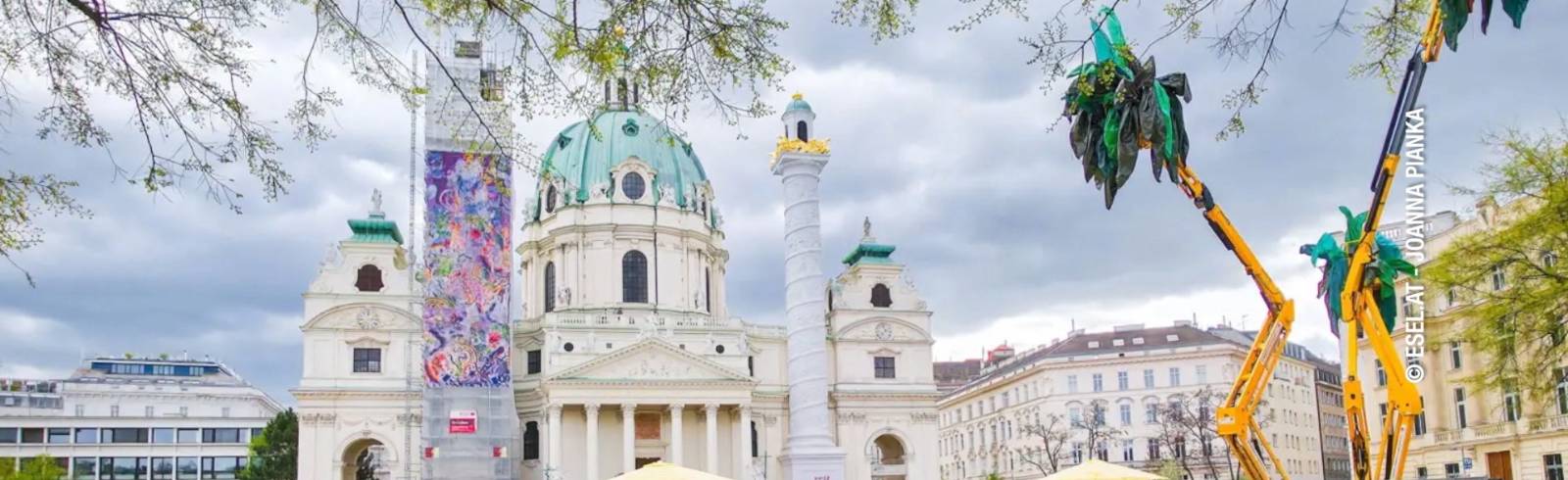 Klima Biennale Wien zwischen gestrandetem Wal und zerfallendem SUV