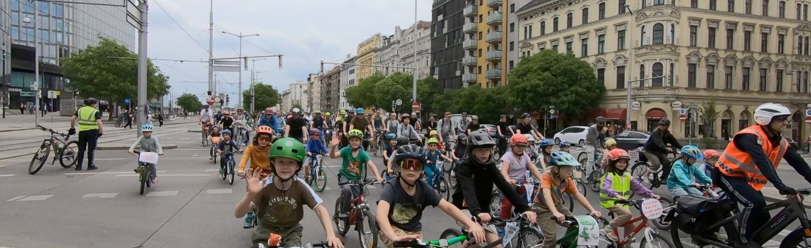 Kinder fordern sichere Radwege: Grätzl Kidical Mass rollt durch Wien
