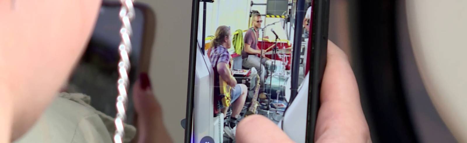Funk im Regen: Eine Tram als "ESC-Sound-Lounge"