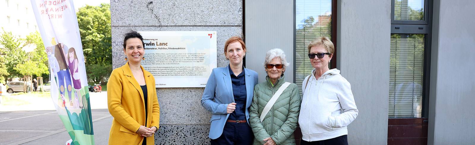 Gedenktafel für Erwin Lanc am Matzleinsdorfer Hochhaus enthüllt