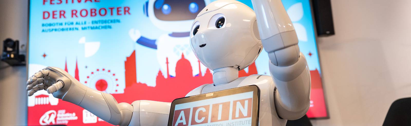 Festival: Roboter maschieren am Karlsplatz auf