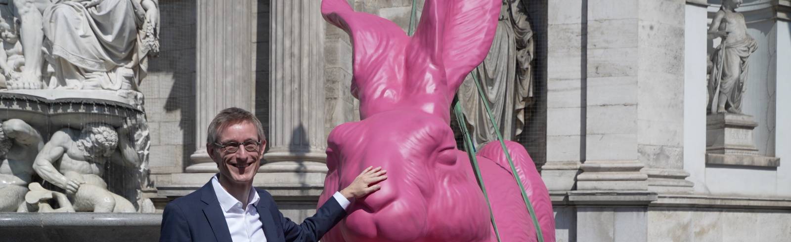 Der Hase ist gelandet: Ein pinker Mümmelmann grüßt vor der Albertina