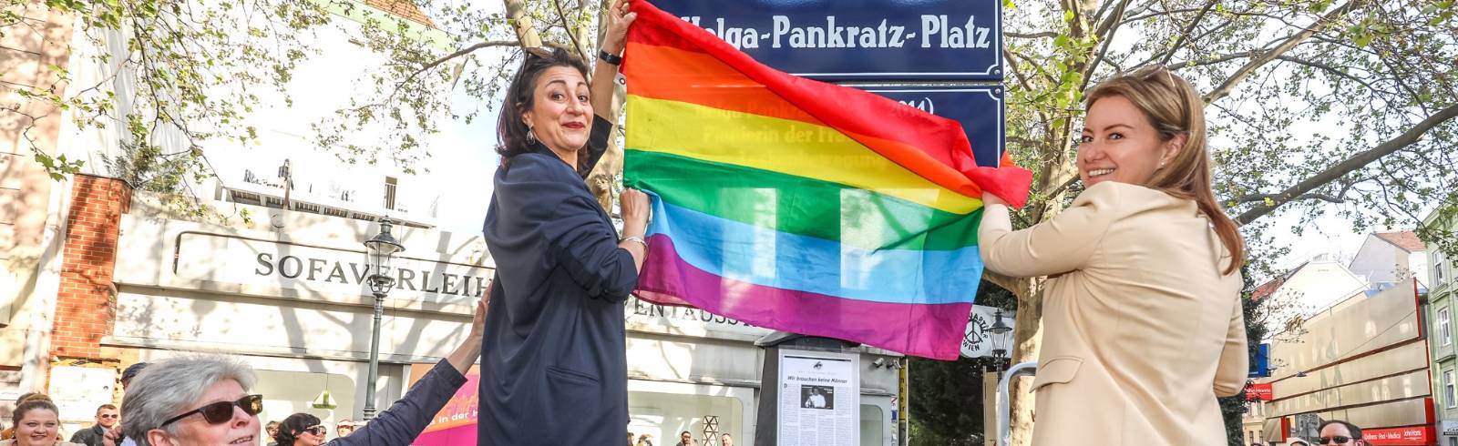 Regenbogenbunter Helga-Pankratz-Platz eröffnet
