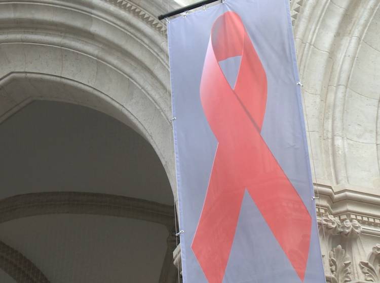 Red Ribbon am Rathaus