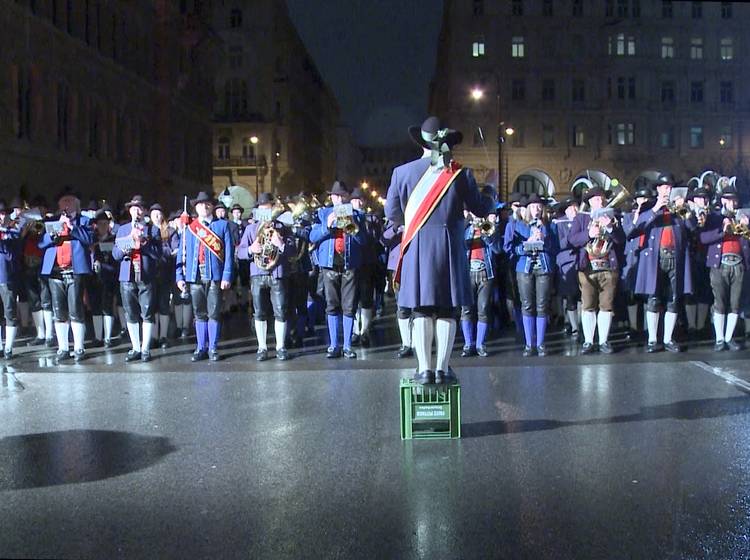 Tiroler in Tracht stürmen das Rathaus