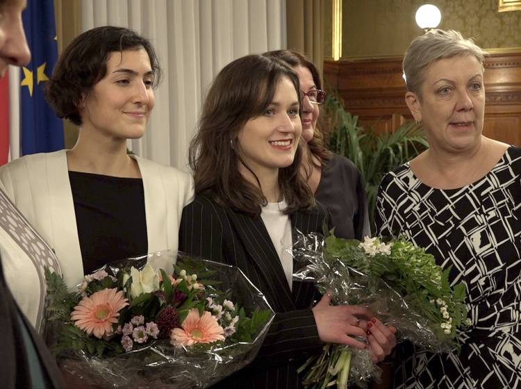 Journalistinnen vor den Vorhang