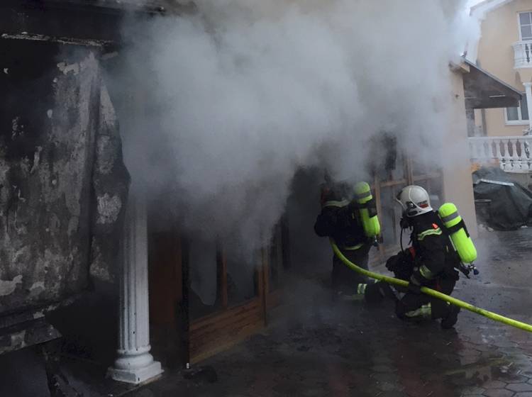 Essling: Mehrparteienhaus in Brand