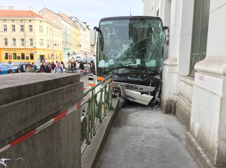 Geisterbus kracht in U-Bahnstation