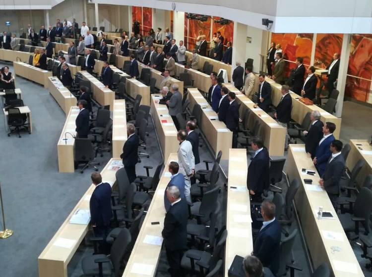 Eklat: Frauen verlassen wegen Pilz den Plenarsaal des Parlaments