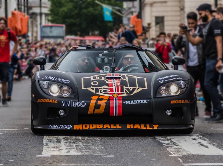 Luxusauto-Rallye "Modball" steuert auf Wien zu