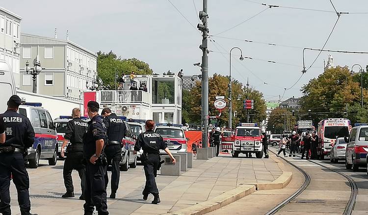 Großeinsatz vor dem Parlament beendet: Mann stieg freiwillig von Container