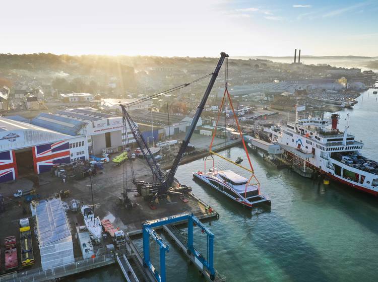 England: Kran hob neuen Twin City Liner ins Meer