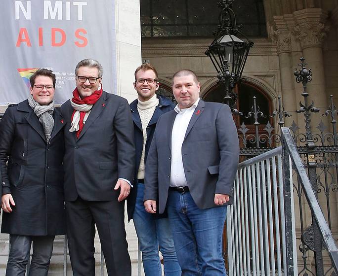 Welt-Aids-Tag: Red Ribbon am Rathaus angebracht