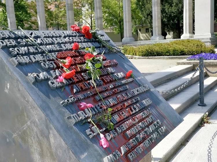 W24-Bezirksflash: Farbattacke auf Russen-Denkmal
