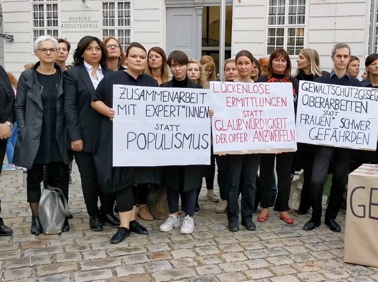 Gewaltschutzpaket unter Protest verabschiedet