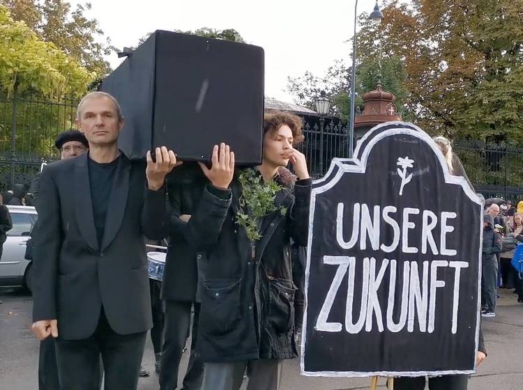 W24-Bezirksflash: Trauer-Demo fürs Klima