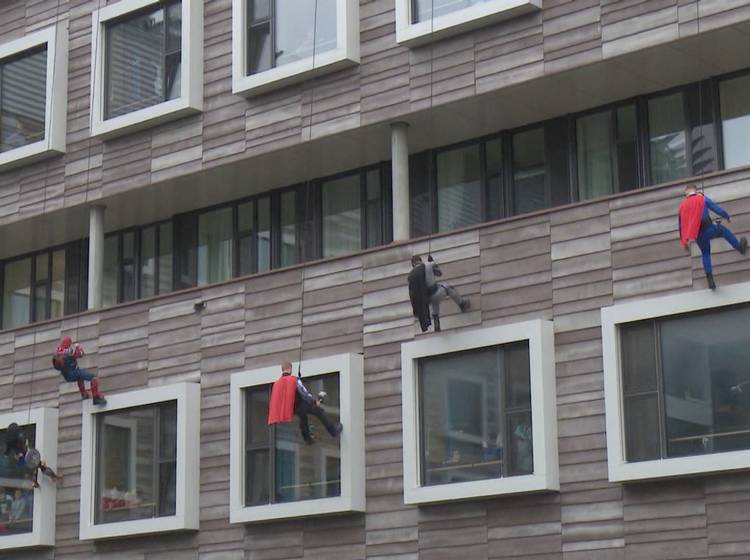 Superhelden überraschen junge Patienten