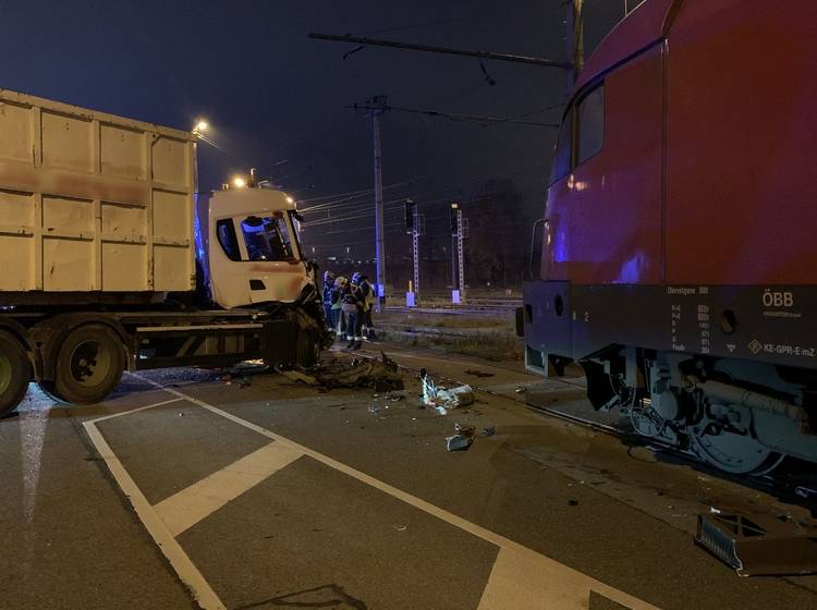 Lkw krachte in Wien in ÖBB-Zug