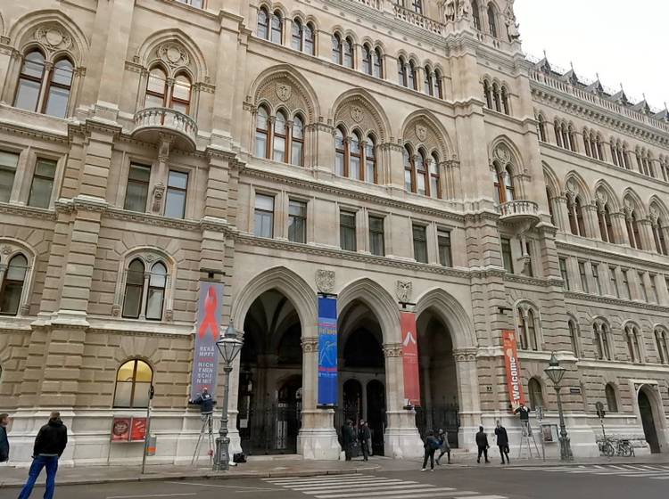 W24-Bezirksflash: Rathaus zeigt sich solidarisch