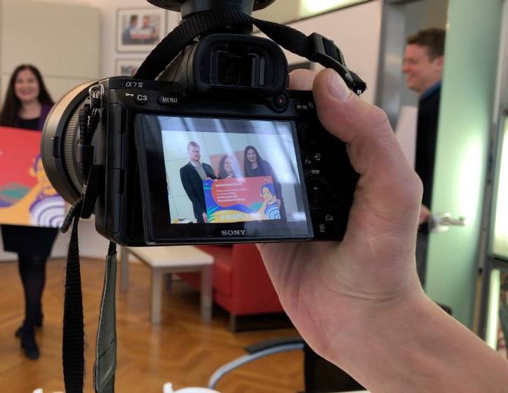 Bezirksflash: DIF-Spende für Frauenhäuser