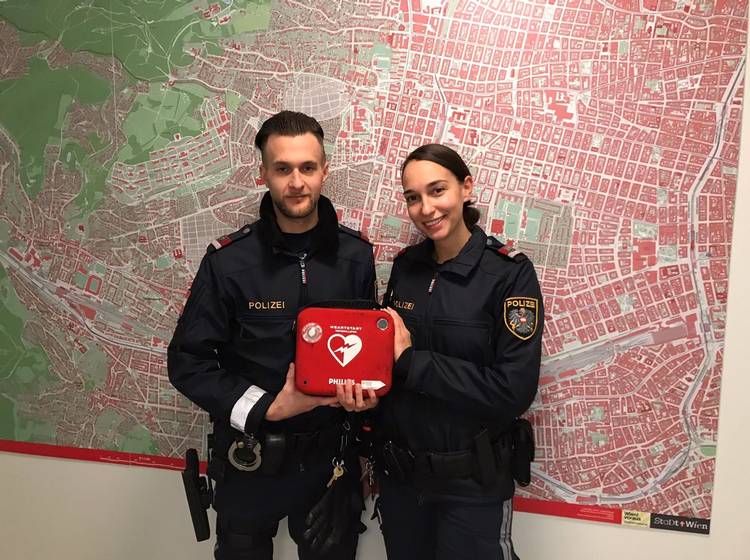 Polizei rettet Frau mit Defibrillator das Leben