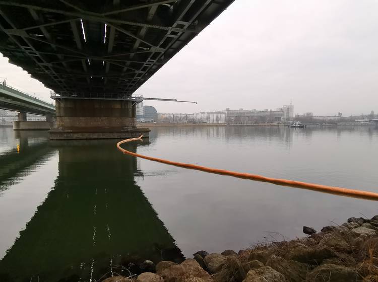 Treibstoff in der Donau bei Wien ausgetreten