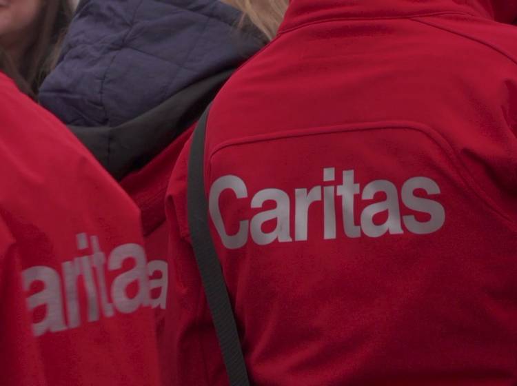 Caritas startete Ausgabe von Lebensmittelpaketen