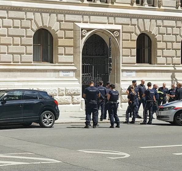 Mann verschüttet Benzin beim Rathaus