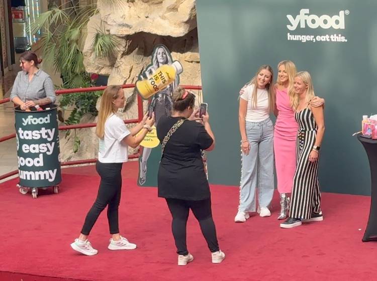 Melissa Naschenweng begeistert in der Lugner City