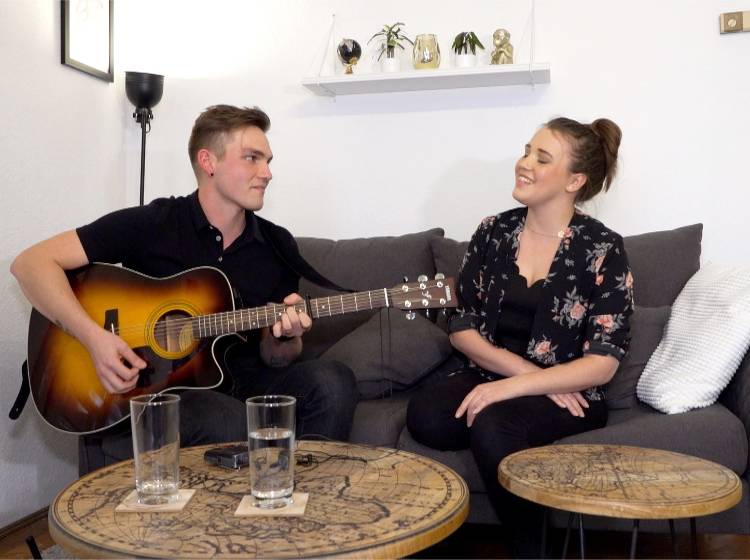 Mira & Adam strahlen sich an