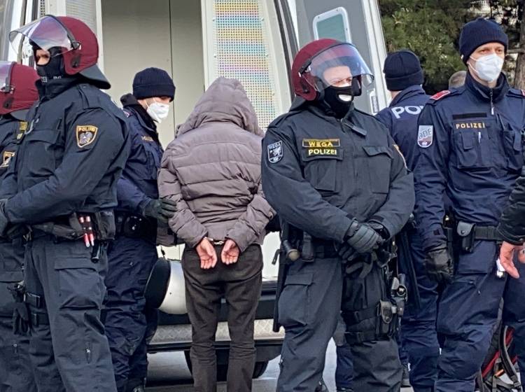 "Corona-Sonntag": viele Anzeigen und Festnahmen