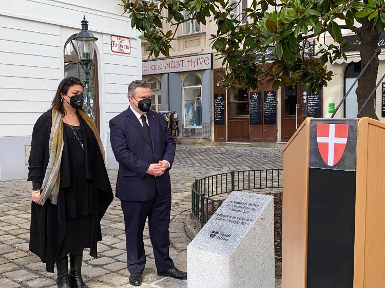 Gedenkstein-Enthüllung am Friedmann-Platz