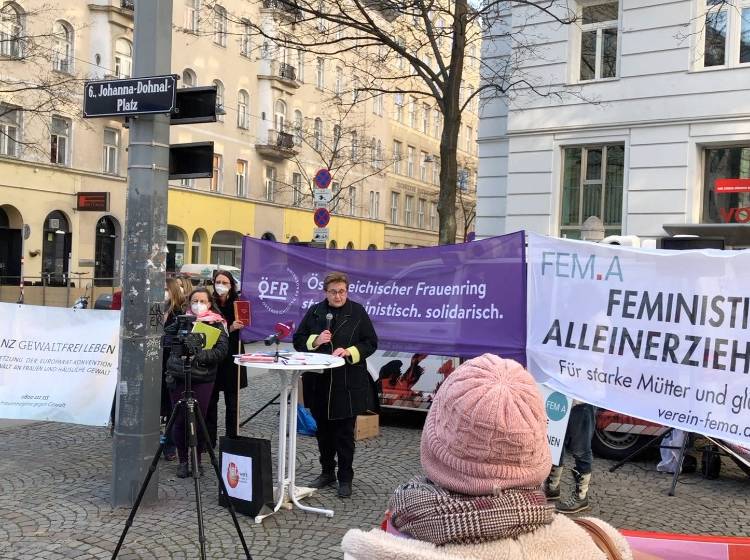 Frauentag: ,,Almosenpolitik" der Regierung